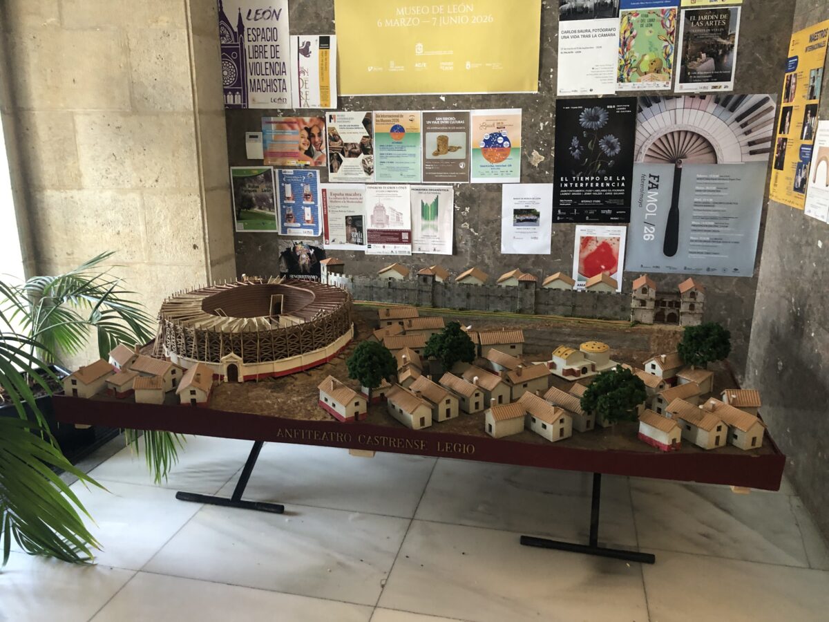 Maqueta del anfiteatro romano de León hecha por el maquetista Luis García.