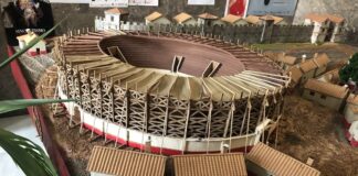 Maqueta del anfiteatro romano de León hecha por el maquetista Luis García.