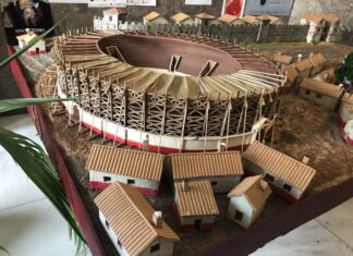 Maqueta del anfiteatro romano de León hecha por el maquetista Luis García.