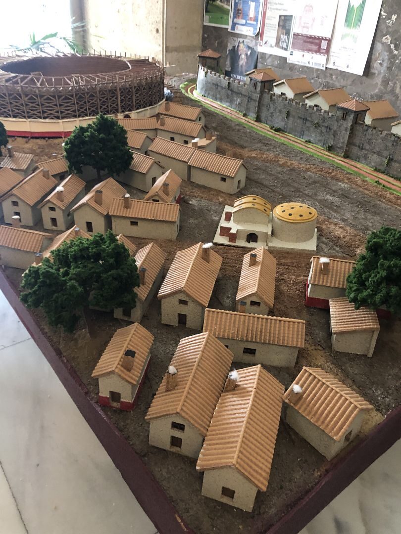 Maqueta del anfiteatro romano de León hecha por el maquetista Luis García.