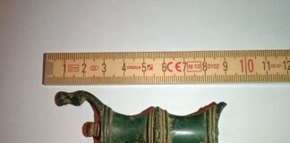 Empuñadura de puñal de antenas descubierta por Oscar Cela en Villafranca en 2026. Fotografía del descubridor.