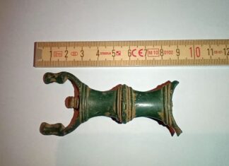 Empuñadura de puñal de antenas descubierta por Oscar Cela en Villafranca en 2026. Fotografía del descubridor.