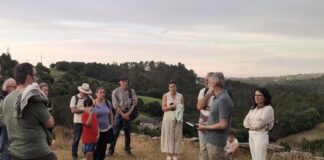 Charlando de estrellas y castros en la plaza del castro de Coaña. Foto Telvi.