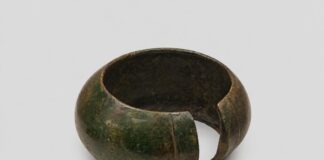 Brazalete de Aller / Ayer. Museo Arqueológico de Asturias. Foto del autor.