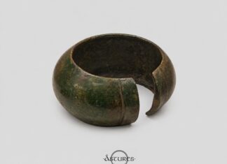 Brazalete de Aller / Ayer. Museo Arqueológico de Asturias. Foto del autor.