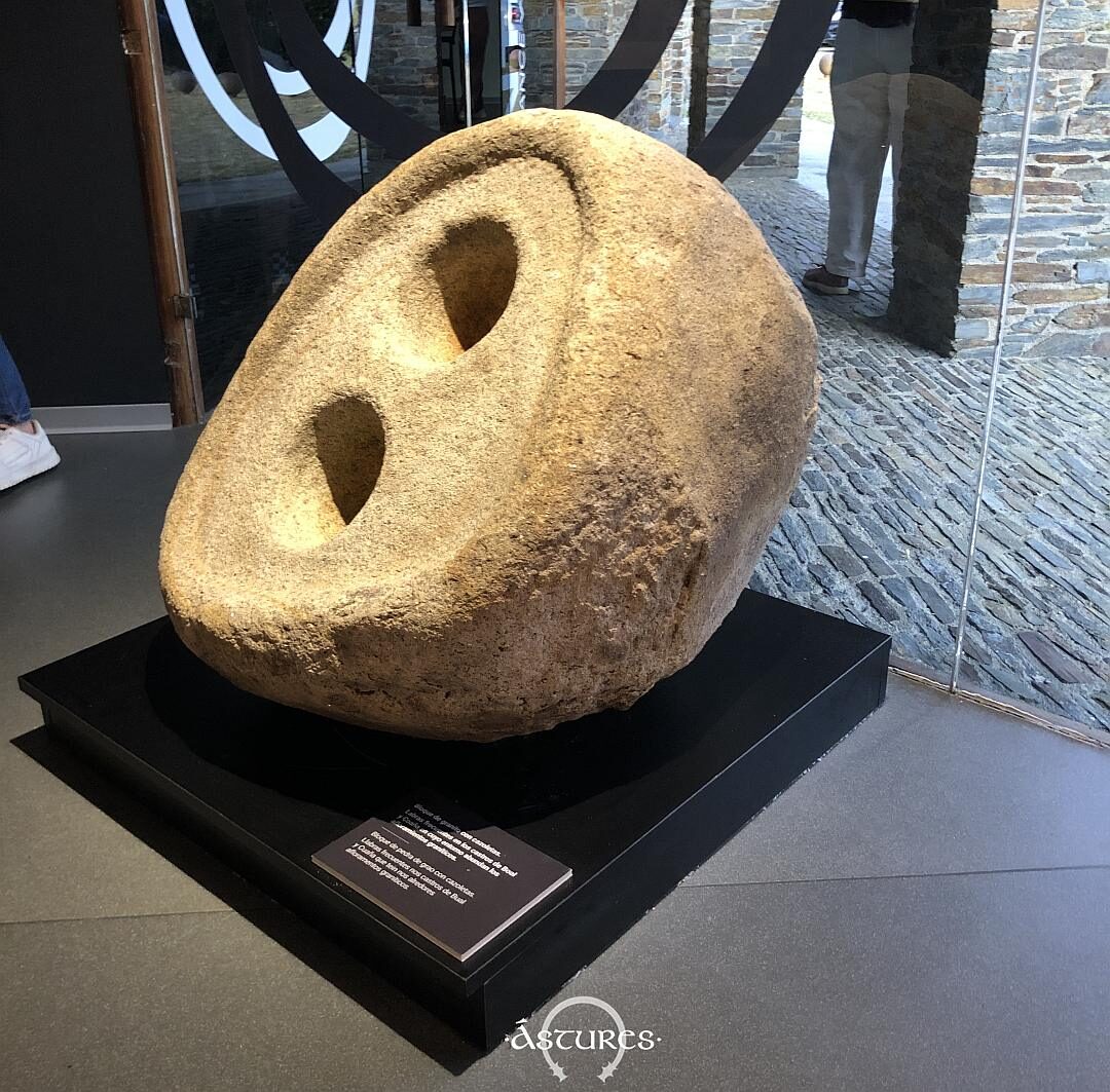 Una de las piezas nuevas que primero te encuentras es esta espectacular piedra de cazoletas tan típica de estos asentamientos del Navia, usadas para machacar y moler alimentos.