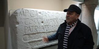 Francisco Manzanares ante la estela del cabo Torres. Fotografía del autor.