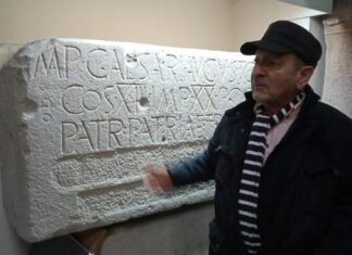 Una vez visité el Tabularium Artis Asturiensis Francisco Manzanares ante la estela del cabo Torres. Fotografía del autor.