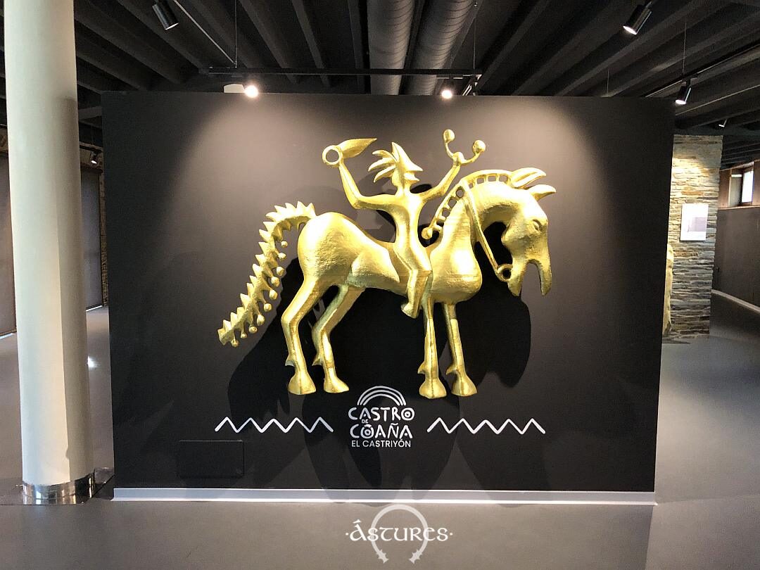 Este espectacular jinete de la diadema de Moñes nos recibe al llegar.