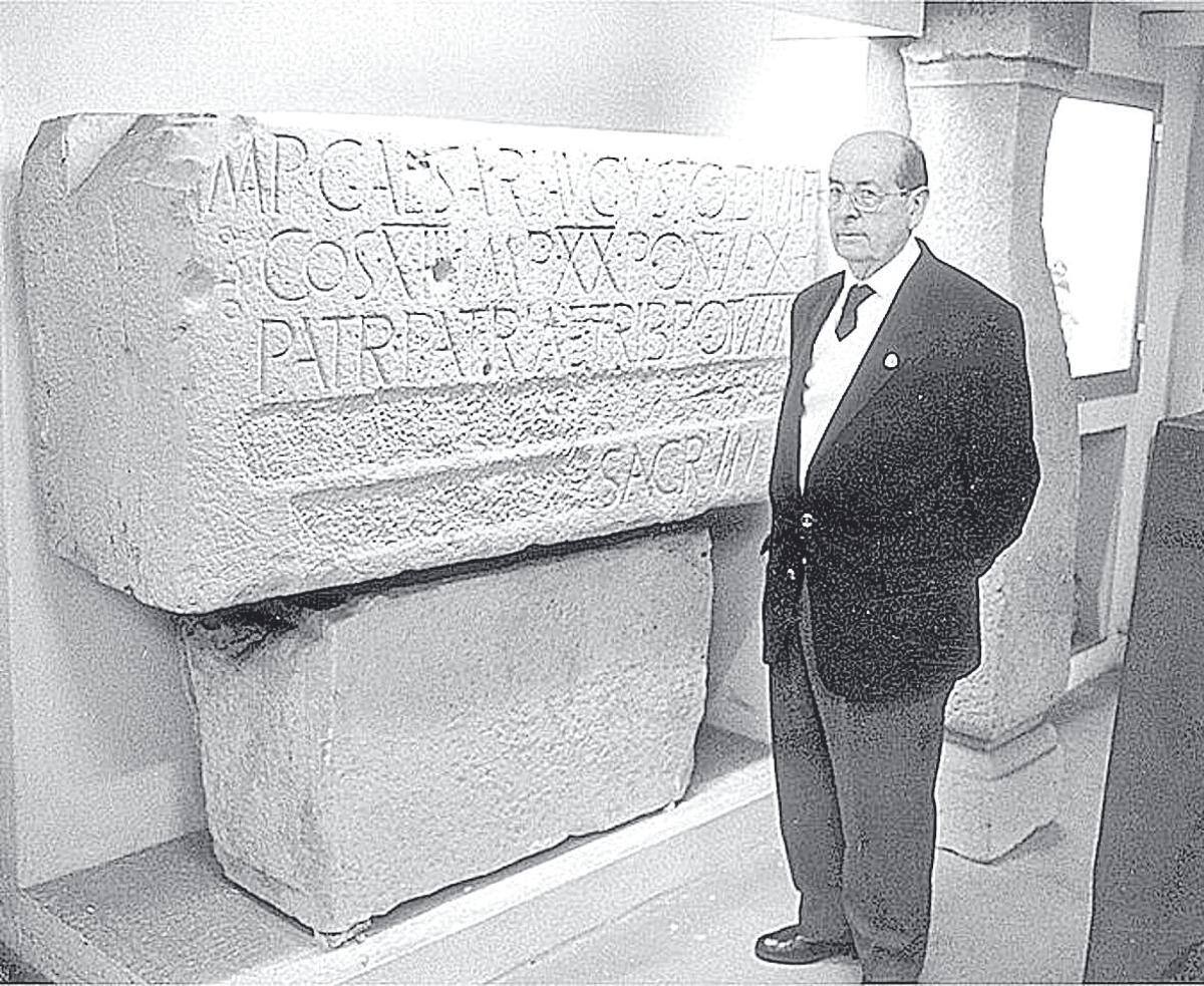 Joaquín Manzanares en el Tabularium ante la estela del cabo Torres. LNE