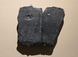 La Pizarra de Carrio. Entre la magia y el cristianismo. Protección contra las tormentas en la Asturias altomedieval Pizarra de Carrio, Viyayón. Asturias. Un conjuro del siglo VIII d.C. Museo Arqueológico de Asturias. Fotografía propia.