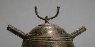 El origen de los cascos de Ribadesella a debate Uno de los cascos de Picu las Torres, Ribadesella. Museo arqueológico de Asturias. Foto del autor.