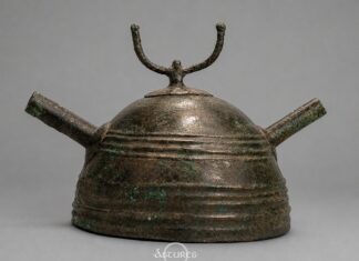 El origen de los cascos de Ribadesella a debate Uno de los cascos de Picu las Torres, Ribadesella. Museo arqueológico de Asturias. Foto del autor.