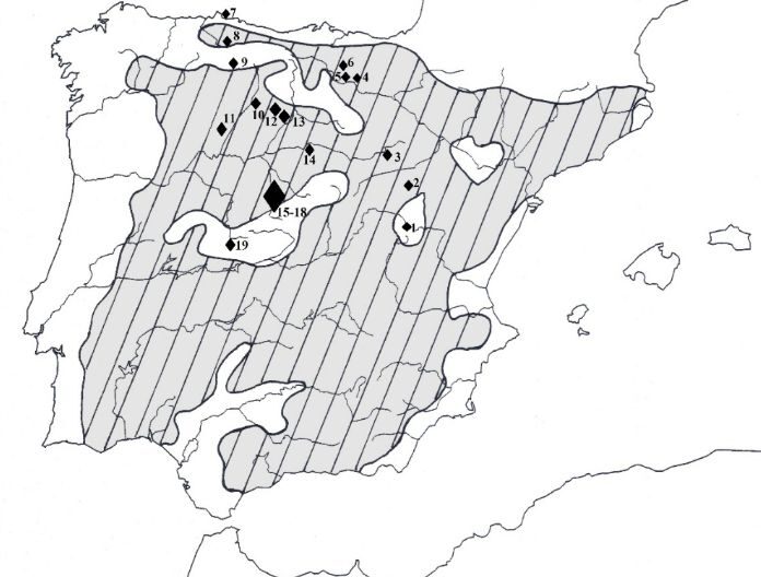  Localización de los yacimientos con iconografía de bellota citados en el texto. En rayado, distribución de la
encina en la península ibérica según Font Quer (1954). 1. Herrería III; 2. Arcóbriga; 3. Numancia; 4. La Custodia; 5. La
Hoya; 6. Atxa; 7. Campa Torres; 8. Castiello de la Collada; 9. Quintanilla de Babia; 10. Lancia; 11. Arrabalde; 12. Paredes
de Nava; 13. Palencia; 14. Padillla de Duero; 15. Las Cogotas; 16. Sanchorreja; 17. La Osera; 18. Ulaca; 19. El Berrueco. Mapa de Liceras-Garrido et al.