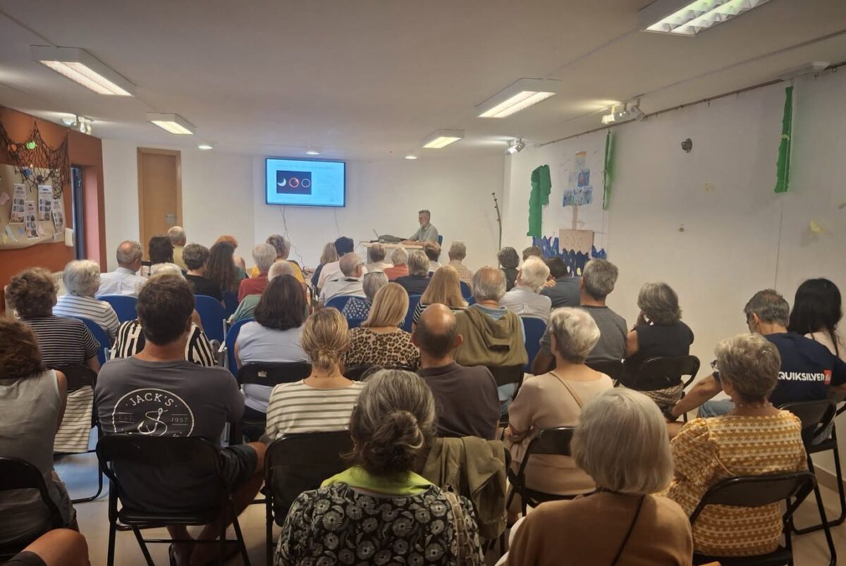 Muchas gracias a todos y todas los que os acercásteis a escucharme. 