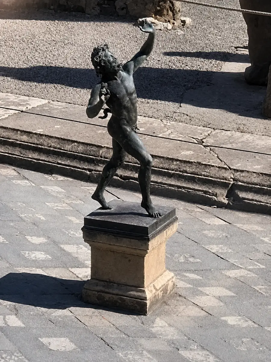 La réplica de bronce de la casa del fauno en Pompeya. Foto del autor, 2005