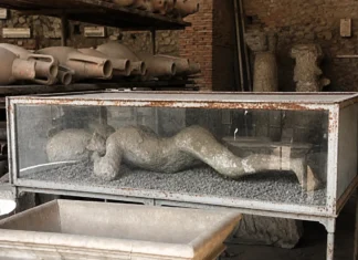 Uno de los famosos moldes de cuerpos de los ciudadanos de Pompeya que murieron en la erupción del 79 d.C. Foto del autor 2005