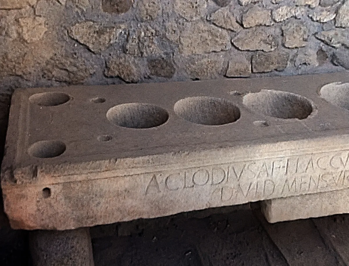 Mesa ponderaria de Pompeya. Foto del autor, 2005