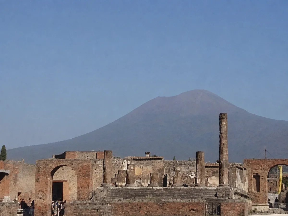 En primer plano el templo de Júpiter en Pompeya. Al fondo el Vesubio. Fotografía del autor, 2005