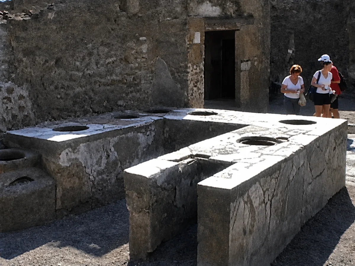 Un termopolia o local de comida rápida de Pompeya. Foto del autor