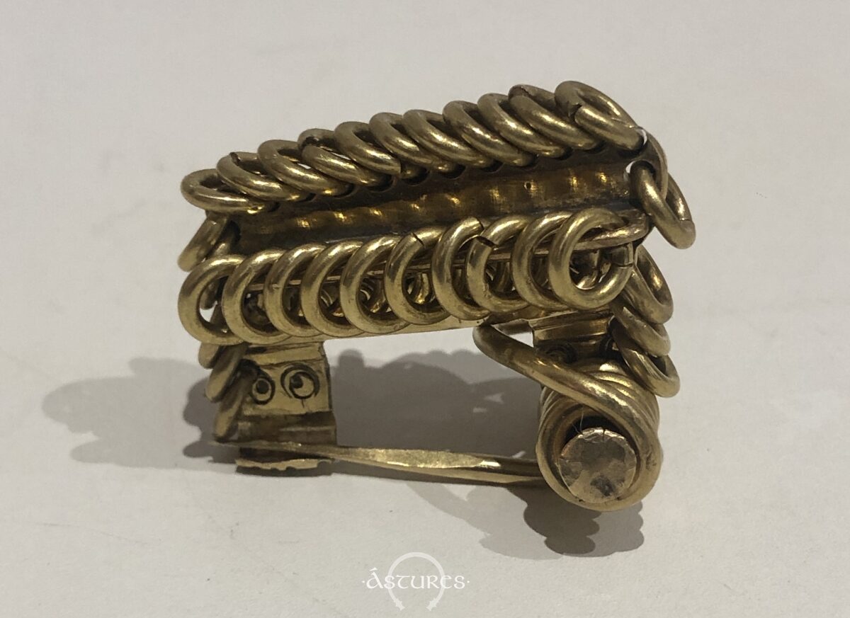 Fibula zoomorfa esquemática de Llagú. Obra de Javier Castrillón, Cpleathergoods