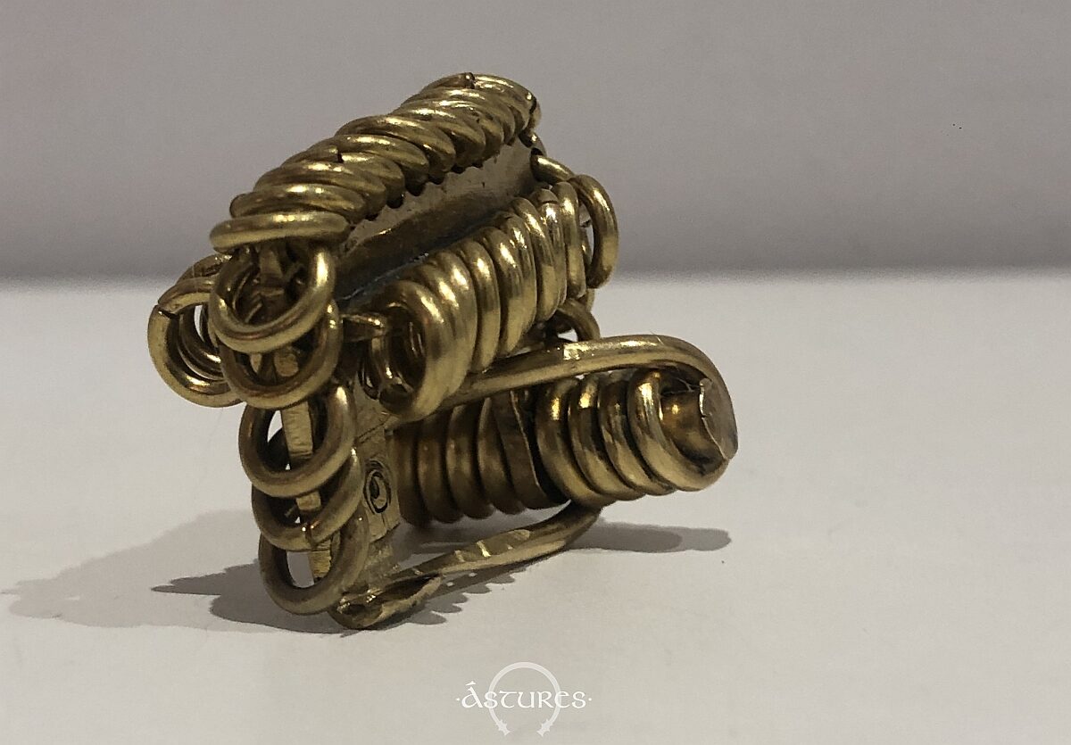 Fibula zoomorfa esquemática de Llagú. Obra de Javier Castrillón, Cpleathergoods