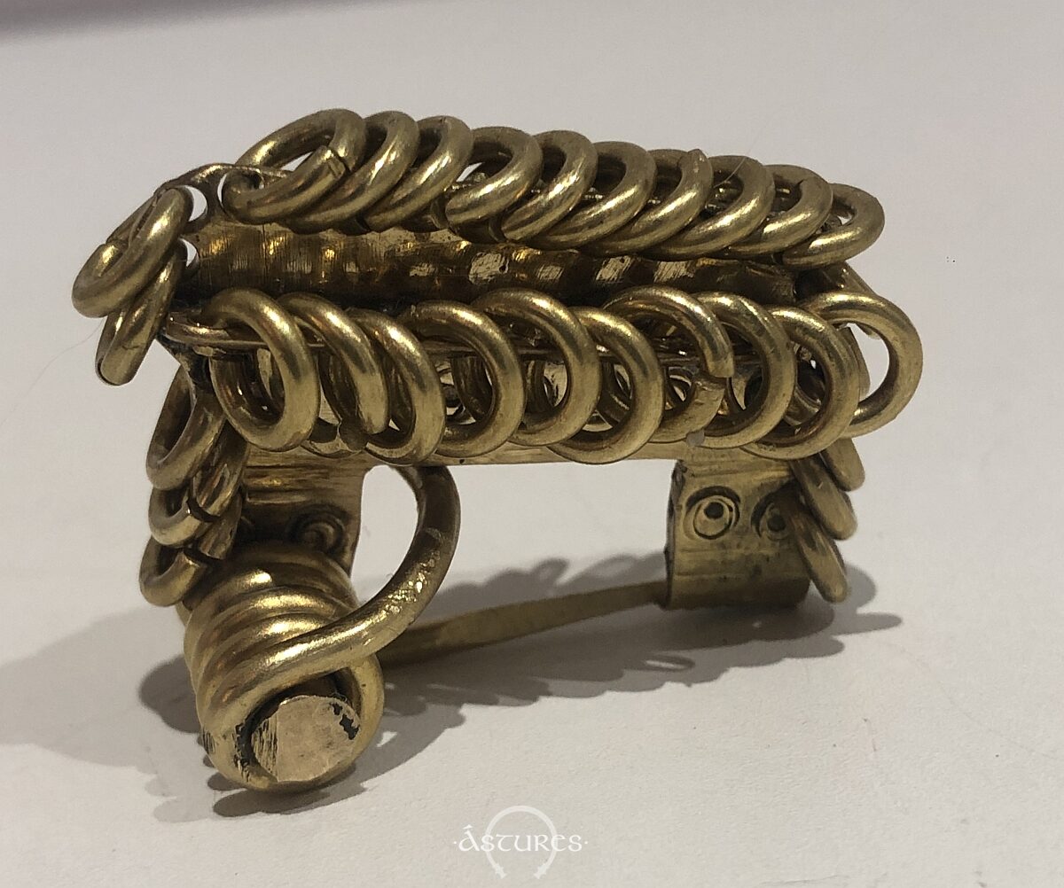 Fibula zoomorfa esquemática de Llagú. Obra de Javier Castrillón, Cpleathergoods