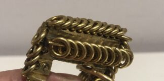 Fibula zoomorfa esquemática de Llagú. Obra de Javier Castrillón, Cpleathergoods