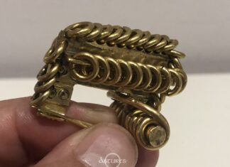 Fibula zoomorfa esquemática de Llagú. Obra de Javier Castrillón, Cpleathergoods