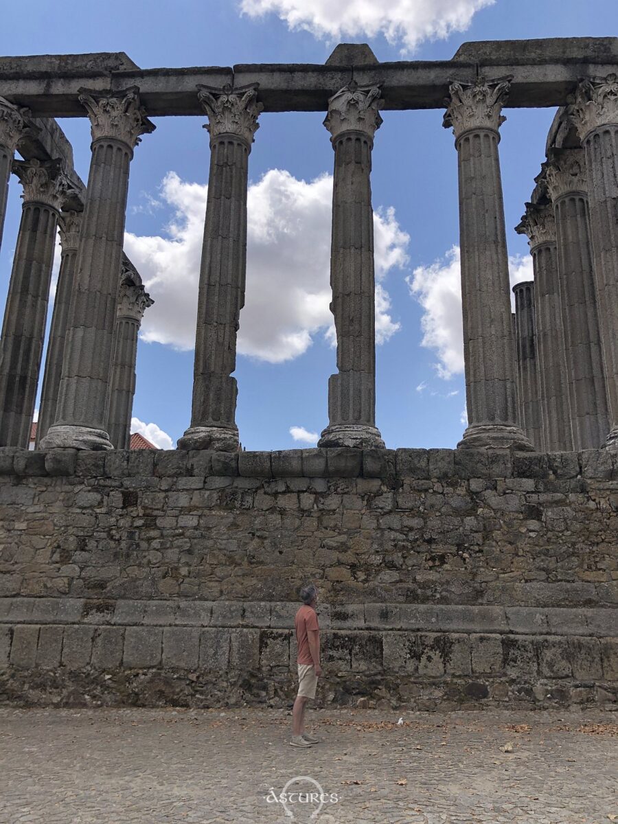 El autor en el templo romano de Évora, Portugal. 2026