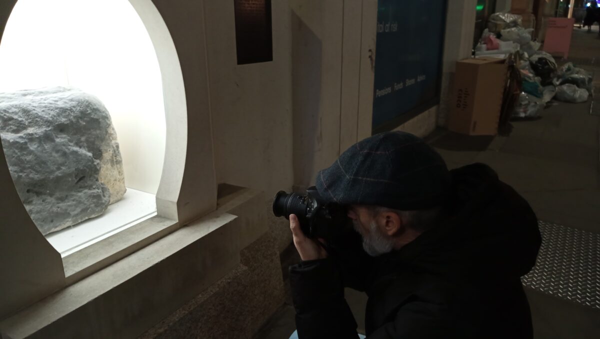 El autor alucinando con una piedra. Foto Telvi