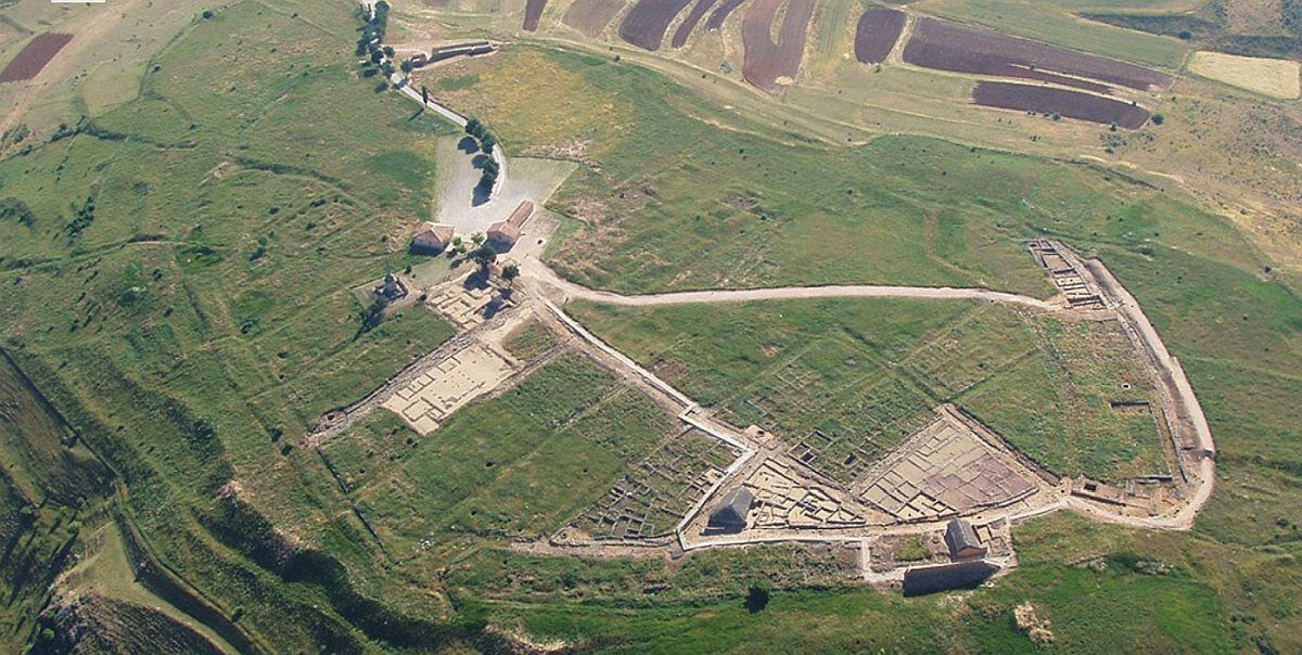 Vista aérea de Numancia. Material divulgativo del yacimiento. La foto fue tomanda por A. Jimeno en 1994 desde un globo aerostático.