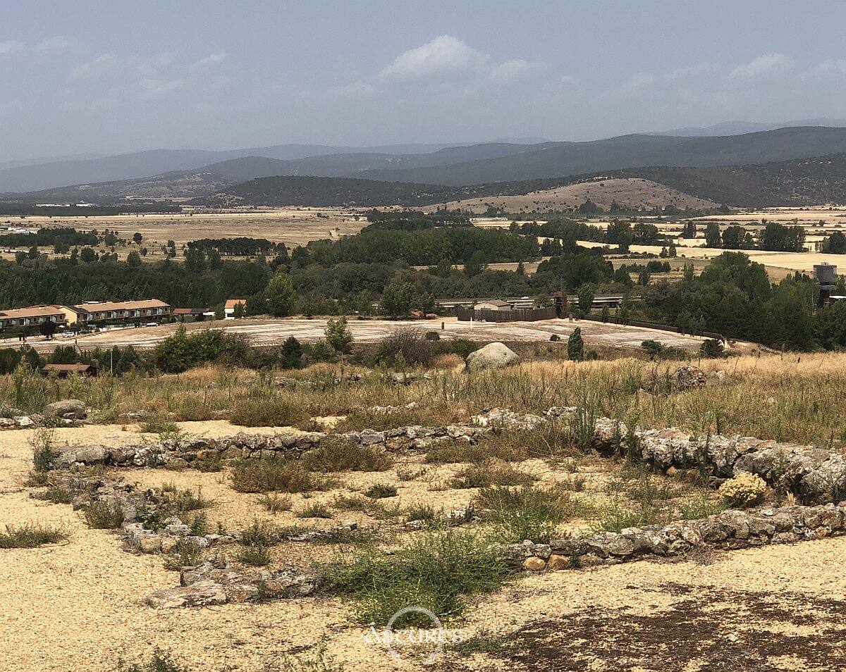 Paisaje actual en torno a Numancia. Se percibe en el centro superior de la foto la recreación de uno de los campamentos romanos de asedio de Escipión.