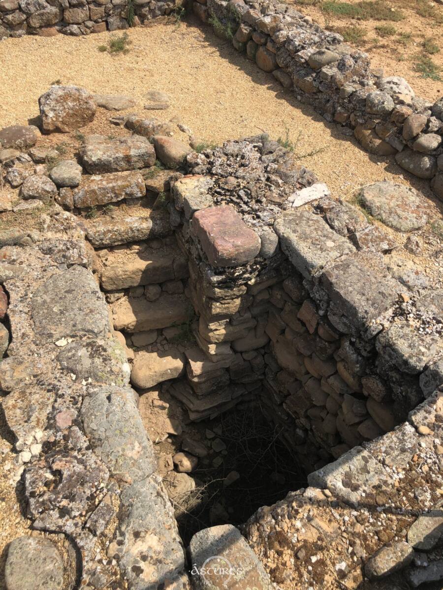 Uno de los aljibes de época romana de Numancia. La mayoría de los prerromanos tienen forma de pozo circular.
