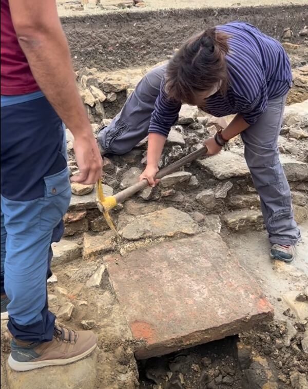 Esperanza Martín preparando la gran losa de la tumba para su extracción. Fuente RRSS