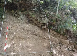 Sondeo y tramo visible de la muralla del castro de Les Mueles, Aller. Foto Fanjul Peraza