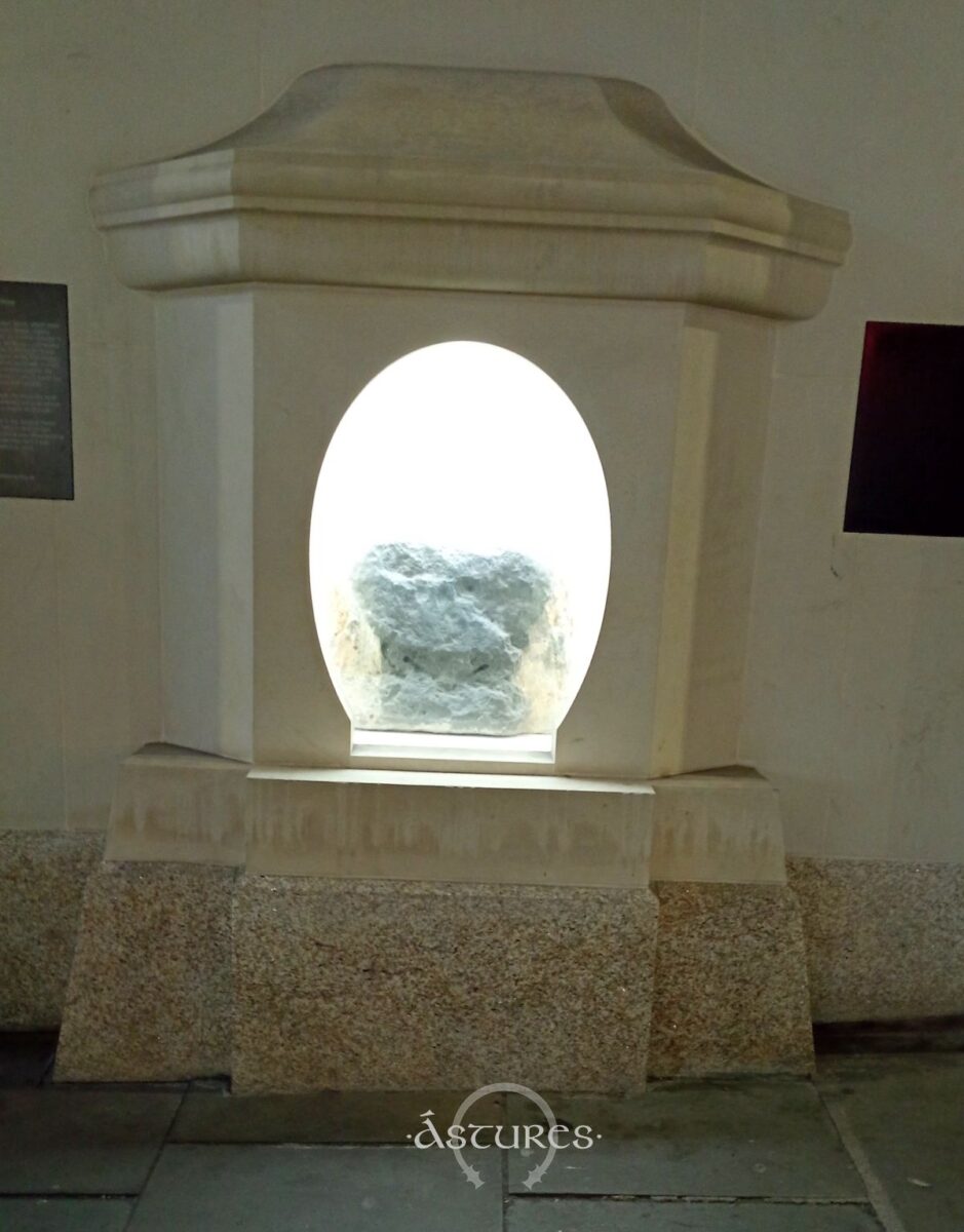 El monumento completo es muy humilde. Una simple hornacina en la pared de la calle. Se ha querido mantener la posición de la piedra ya que ha permanecido en esta parte de londres, la ciudad romana, durante siglos.