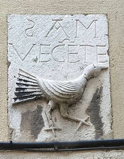 Inscripción de San Vicente y representación de un cuervo en un dintel de la Moraria, Lisboa.