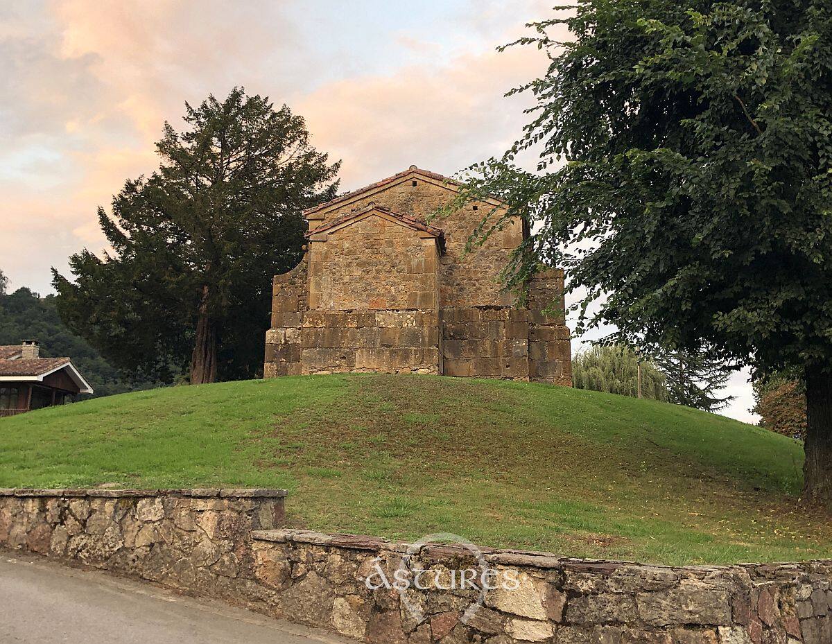 Desde esta perspectiva se aprecia mejor el perfil del túmulo que cubre el dolmen. Capilla de Santa Cruz, Cangas de Onís.