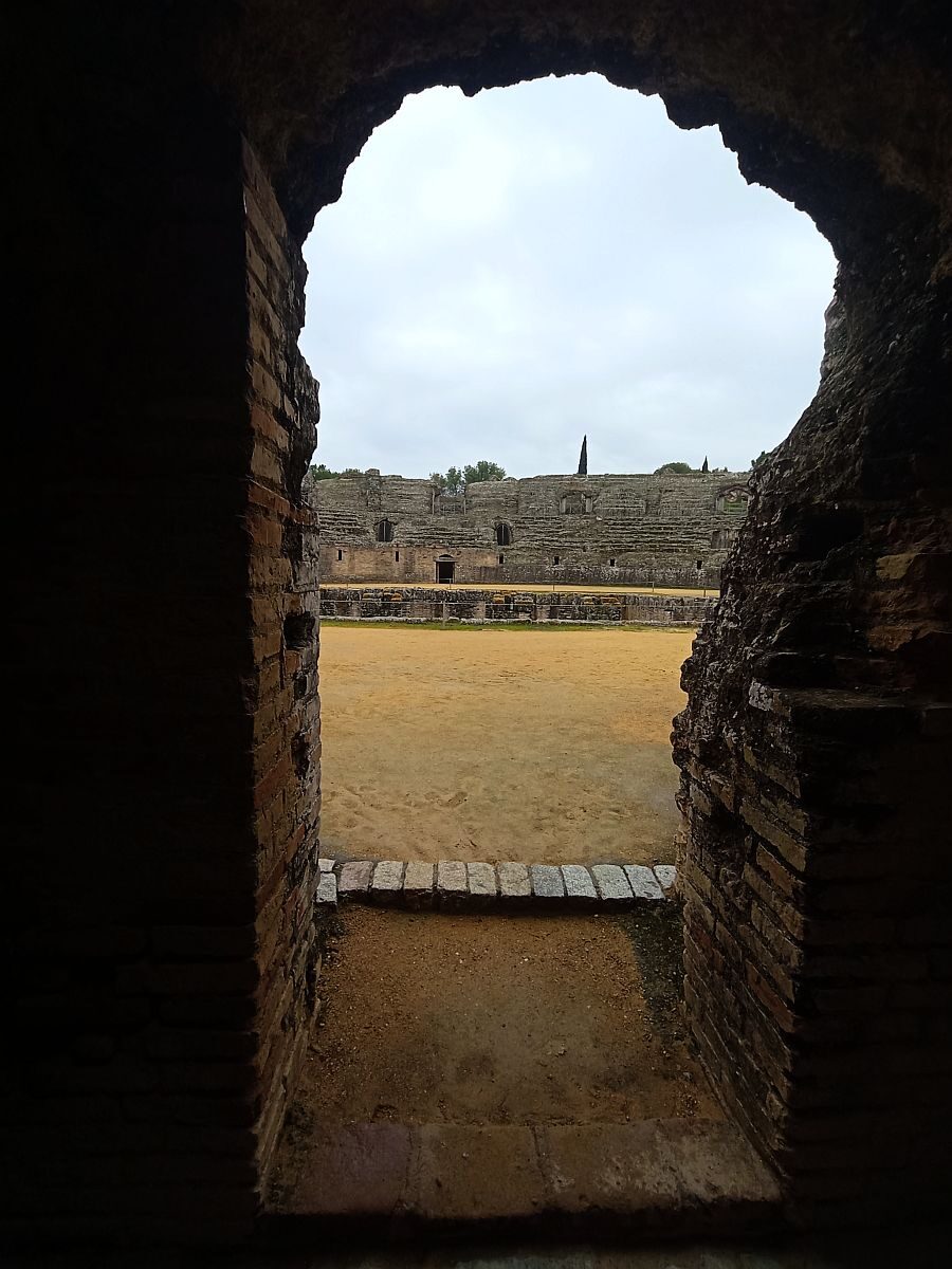 Una vista de la arena desde los pasillos del anfiteatro. Itálica.
