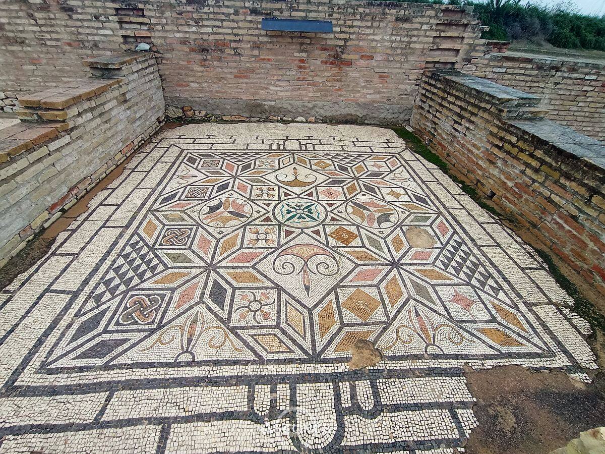 Otro mosaico de la casa de los pájaros, este con motivos geométricos. Itálica.
