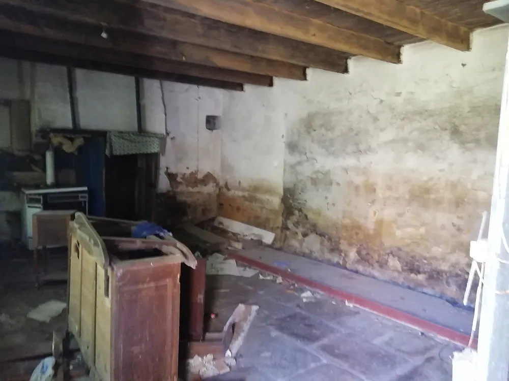 Interior de una granja bretona abandonada. 2019