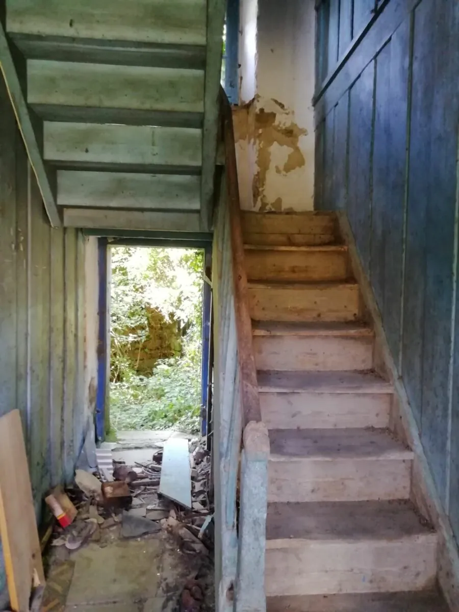 Interior de una granja bretona abandonada. 2019
