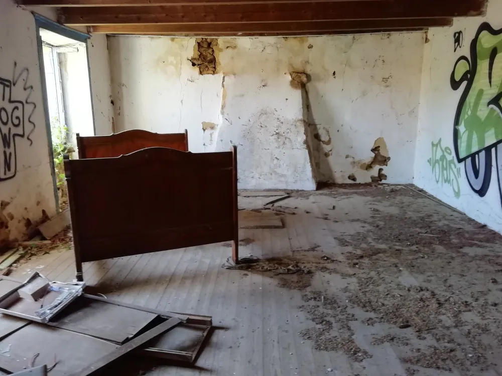 Interior de una granja bretona abandonada. 2019