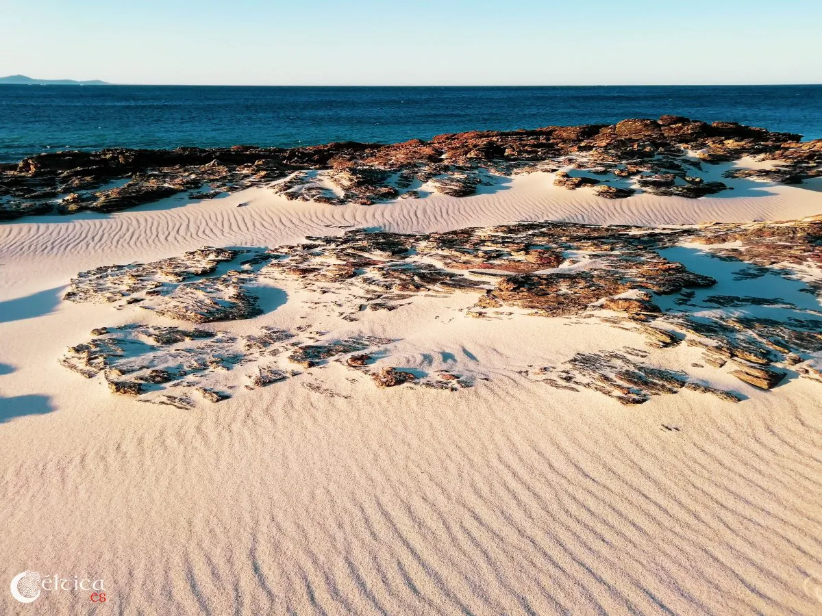 Playa de Arealonga, al norte de Monte Louro