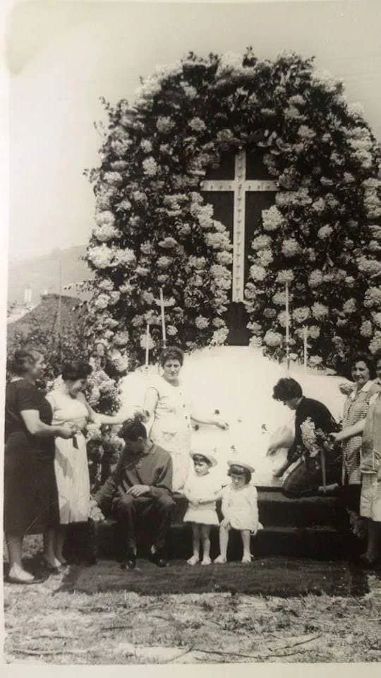 Celebración de la Santa Cruz en Mieres a mediados del siglo pasado. Desconozco la autoría.