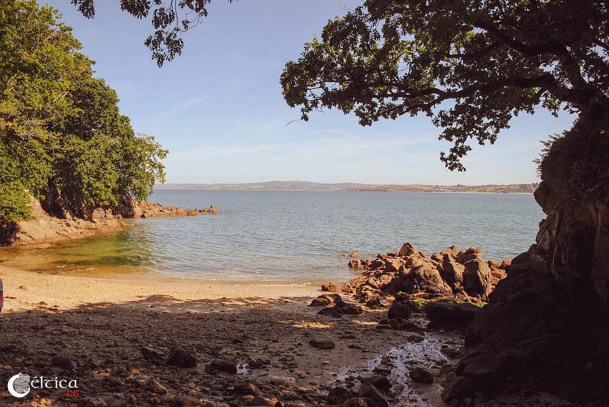 La bahía de Douarnenez, desde una pequeña cala en Les Plomarch.