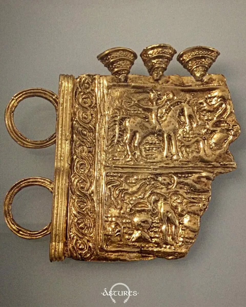 Réplica de uno de los fragmentos de la diadema de Moñes. Museo Arqueológico de Asturias