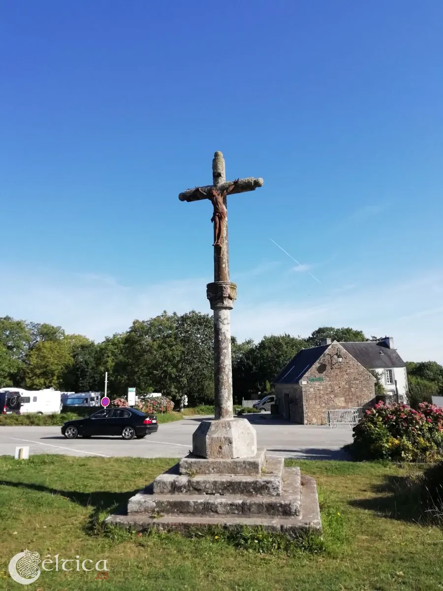 Cruz de piedra en Locronan