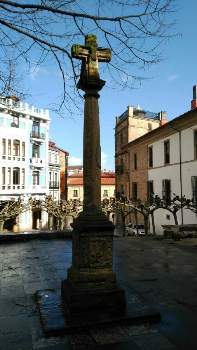 Crucero de la iglesia de San Nicolás de Bari en Avilés, Asturias. Del siglo XVII. Fuente. http://cruceirosdegalicia.xyz/Cruceiros/Web/Asturias04.html